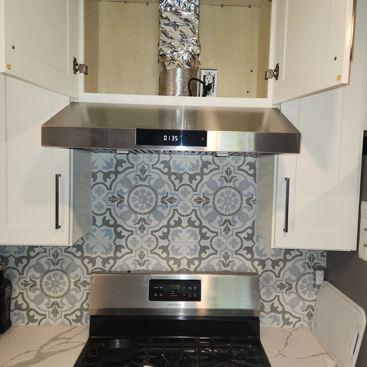 Range hood and backsplash installation